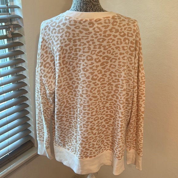 LIKE NEW! Time & Tru leopard print l/s sweatshirt size XL with side slits - Picture 8 of 8